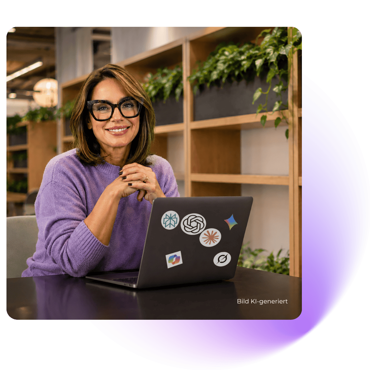 KI-generiertes Bild einer Frau mit Brille am Laptop, auf dessen Gehäuse Sticker von bekannten KI-Tools kleben. Sie sitzt in einer modernen Büroumgebung mit Holzregalen und Grünpflanzen.
