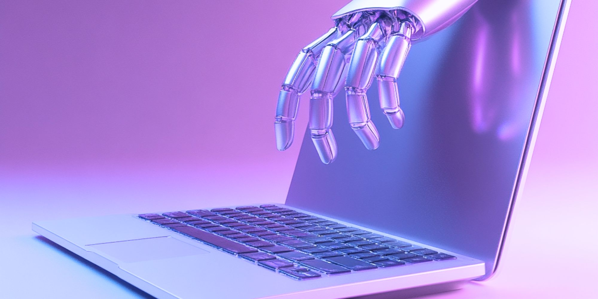 Roboterhand auf Laptop-Tastatur in lila-pinkem Licht, symbolisiert KI-Technologie.