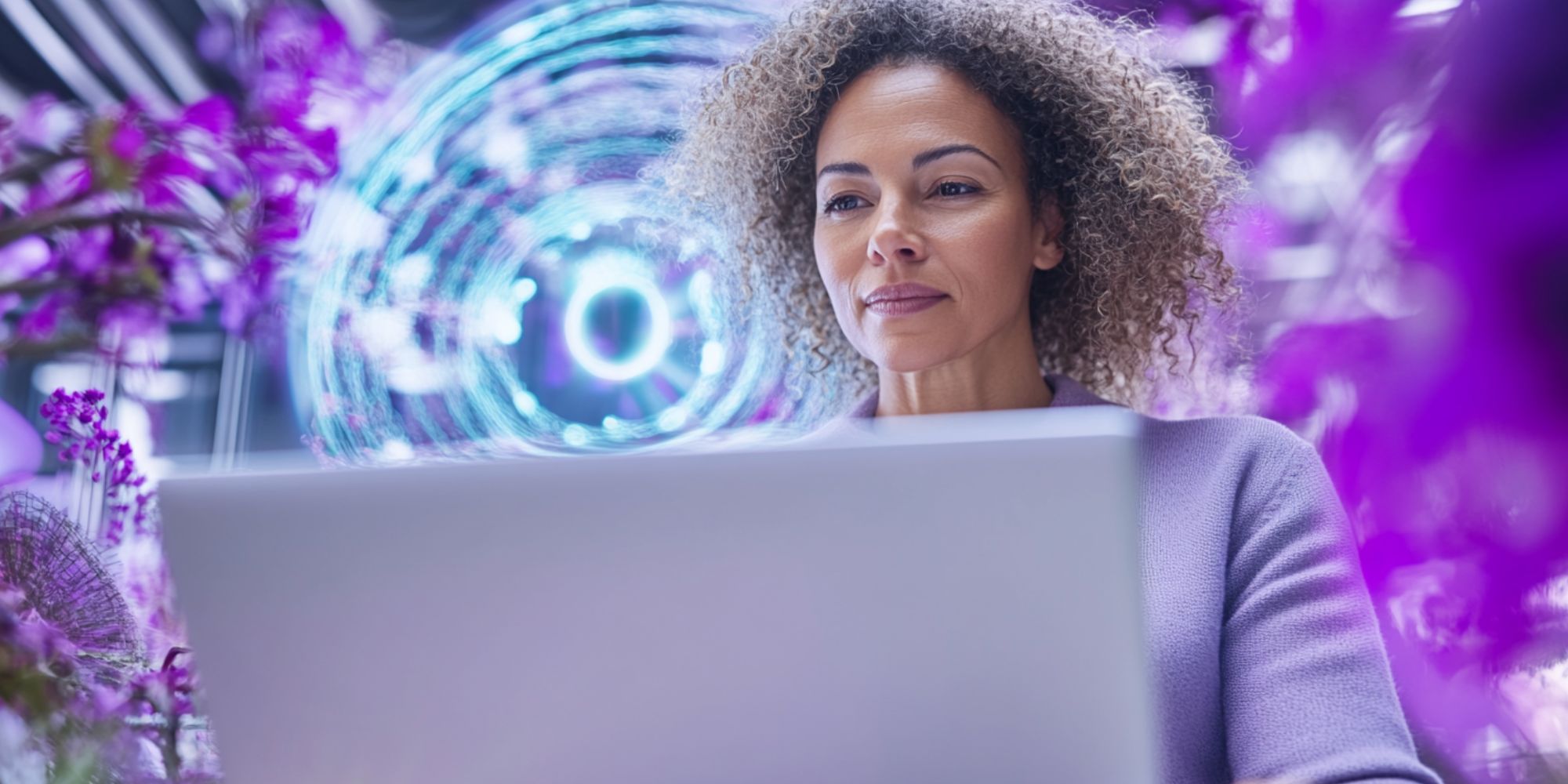 Frau am Laptop in futurativer Umgebung, umgeben von violetten Blumen – Symbolbild für KI-Einsatz im Arbeitsalltag